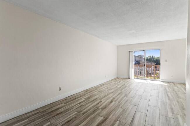 Photo - 493 NW 43rd St Unit 8