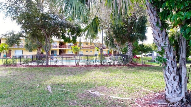 Building Photo - 4328 SW 6th St Unit 206