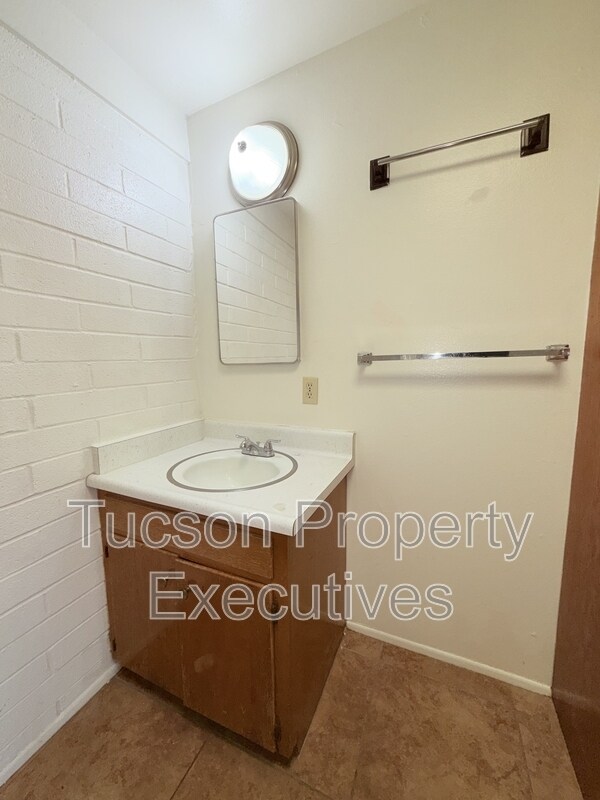 Photo - 4239 E Lee St
