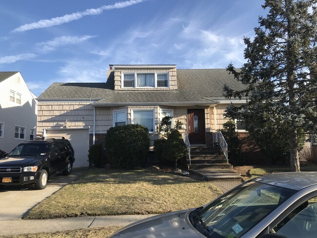 Island Park-Large Upper 2 Bed/1 Bath - 81 Waterford Rd Unit Lower