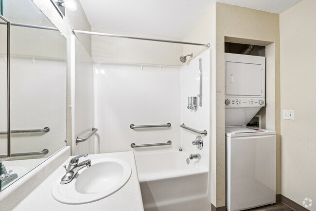 2 habitaciones, 1 baño - 850 pies cuadrados - Baño - Island Woods Senior - a 55+ Community