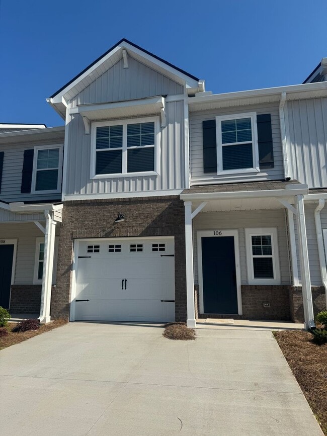 Building Photo - Brand New Luxury Living!