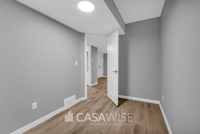 Photo - 10248-10157 157 St NW