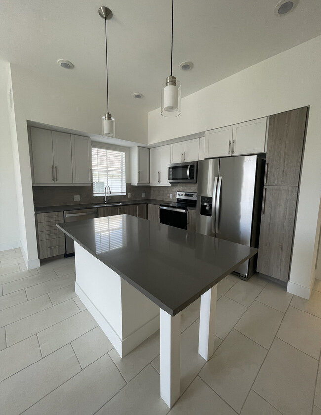 Kitchen - 10033 NW 89th Ter Casa