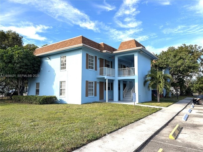 Building Photo - 4951 Wedgewood Way Unit 1