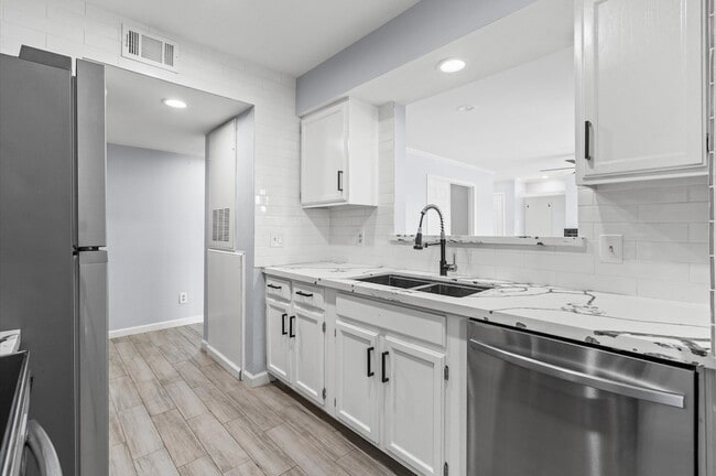 Building Photo - 14600 Fonmeadow Dr Unit 602