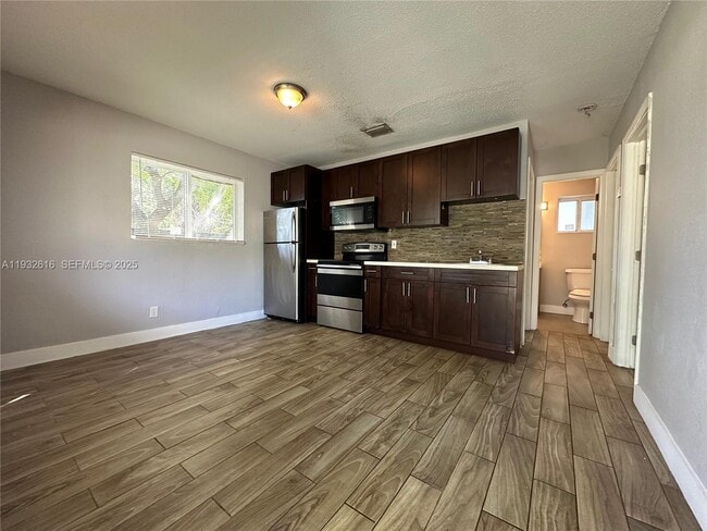 Photo - 647 NW 3rd Ave Unidad 1