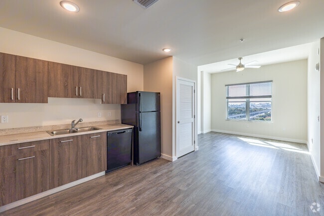 1BR, 1BA - 648SF - Kitchen/Living Room