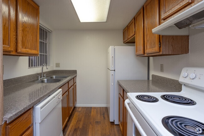 1BR, 1BA - 780SF - Kitchen