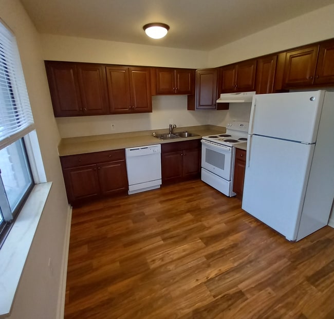Kitchen - 228 W Hill St Unit 4