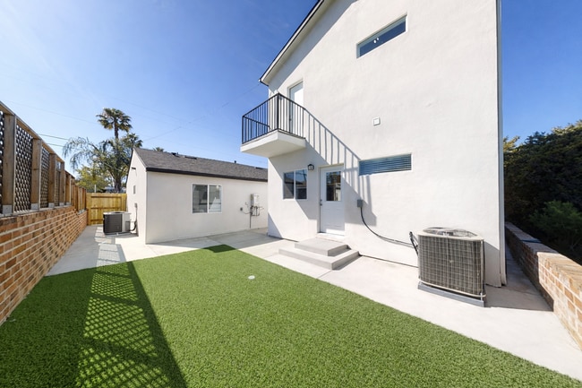 Building Photo - 4BD/2BA with a Balcony!