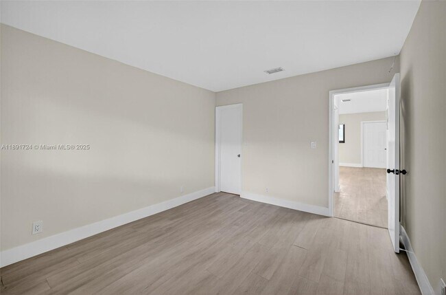 Photo - 615 NE 26th St Unidad 8