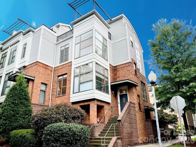 Building Photo - 663 E 10th St