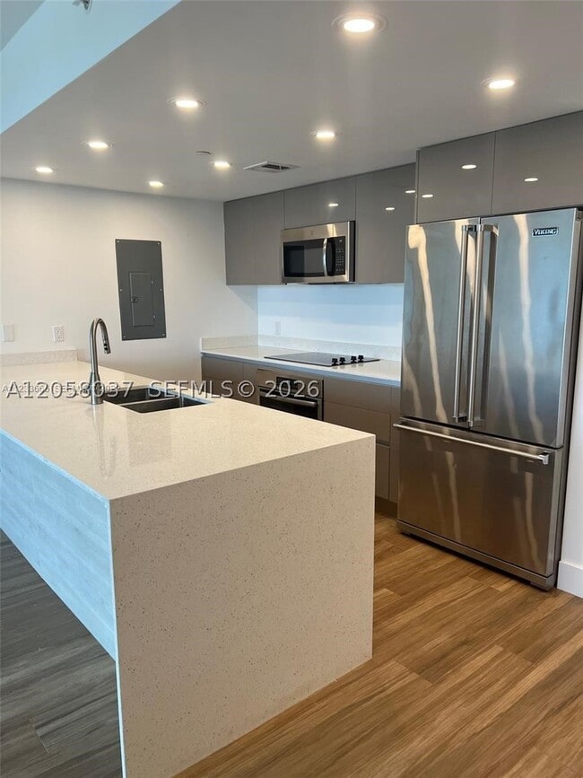 Building Photo - 13800 Highland Dr Unit 502