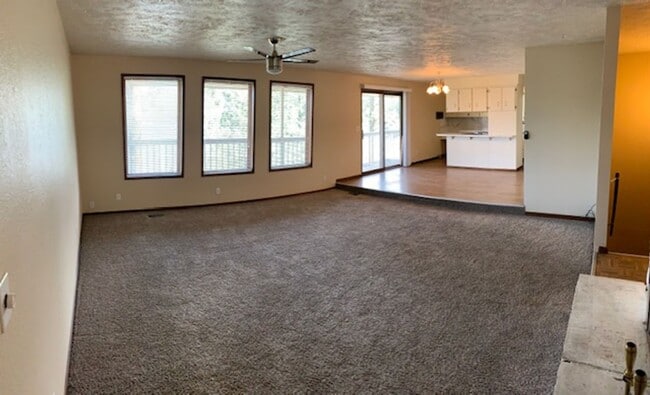 Photo - $2,495 / 4BR, 3.5BA Beautiful House With L...