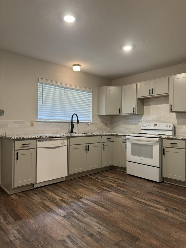 Photo - 114 Pinebrook Pl