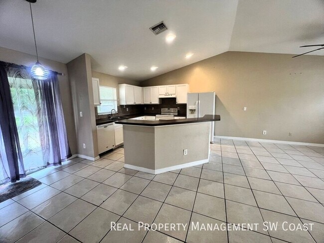 Photo - 125 John Ave S