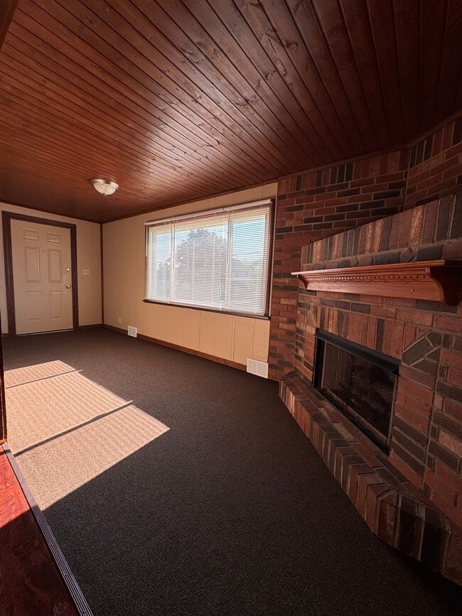 Photo - 833 Lawrence Ave