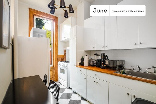 Room in Shared 4 bed/1 bath home in Hell's Kitchen