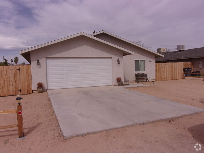 Building Photo - 3 Bedroom 2 Bath Home