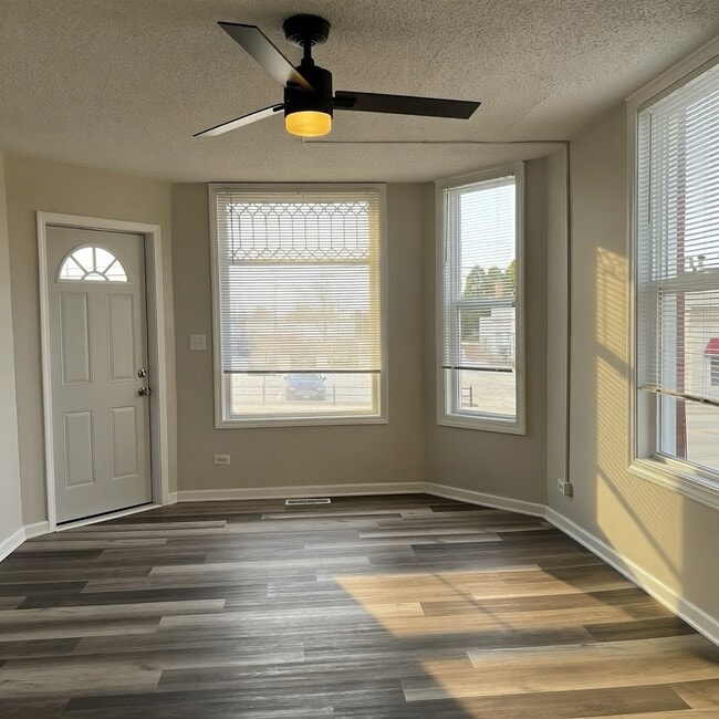 Photo - 212 E Calhoun St