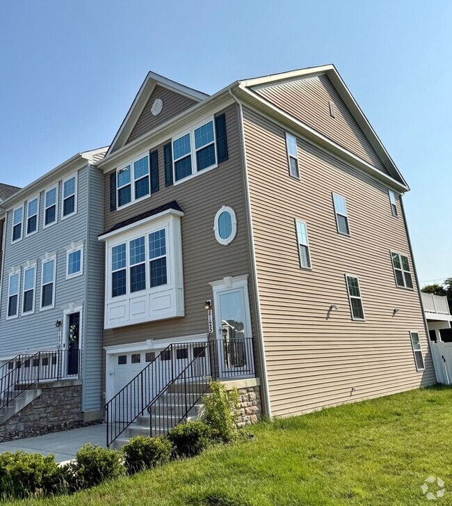 Building Photo - Upscale Millersville Townhouse with garage