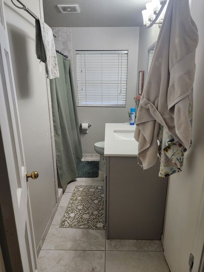 Photo - 4 bedroom house available near UF campus