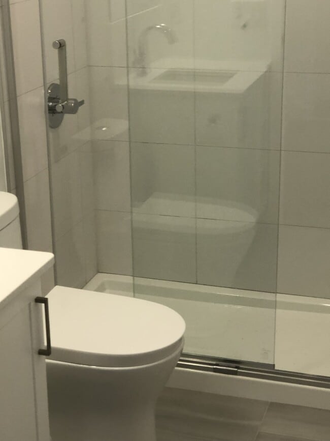 Photo - 681-681 Yonge St