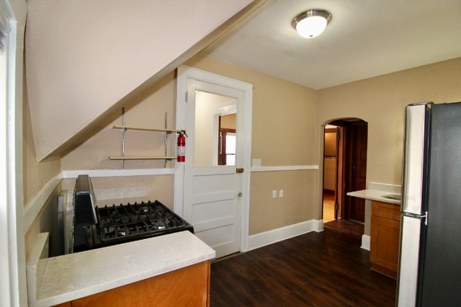 Photo - 2933 N Newhall St Unidad B