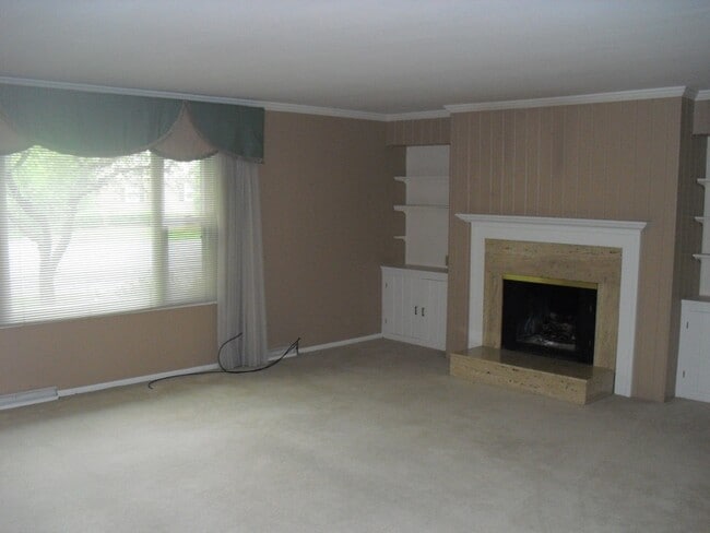 Building Photo - 13360 W Bluemound Rd Unit 2