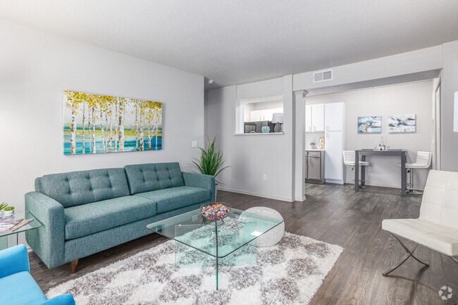 2BD, 2BA - 1000SF Split Floorplan - Living Room