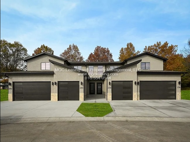 Building Photo - Oak Ridge Falls – Exterior Unit with 2-Car Garage! July Specials Available Now!