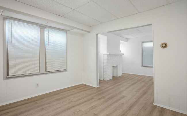 Photo - 1554 Larchmont Rd