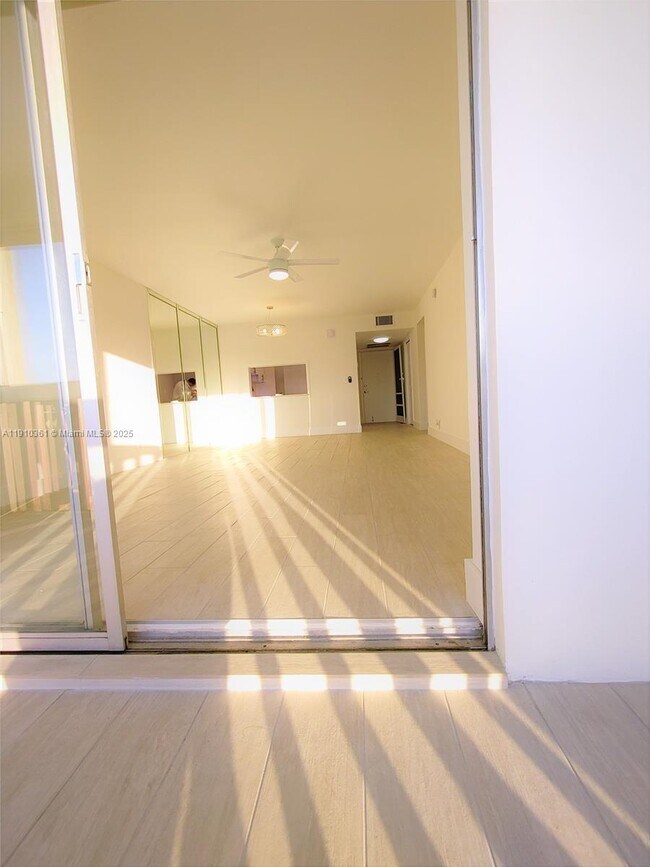 Photo - 215 SE 3rd Ave Unidad 307C