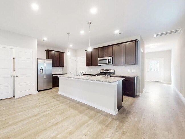 Photo - 322 Wisteria Mnr St