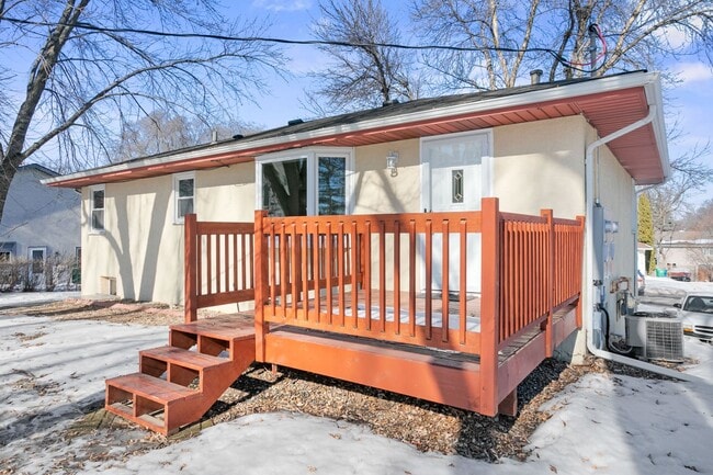 Building Photo - Beautiful 3bd upper duplex on large lot in Maple Grove avail March 01