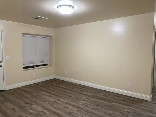 Living Room - 725 Greenwood Meadow Ln Unit 1