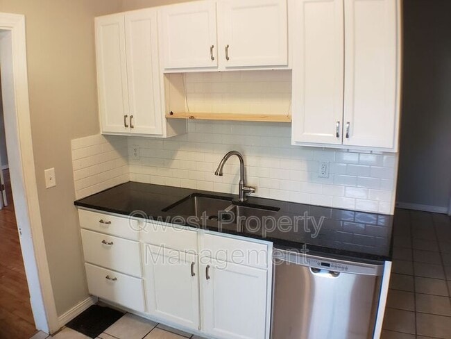 Photo - 900 Cherry St SE