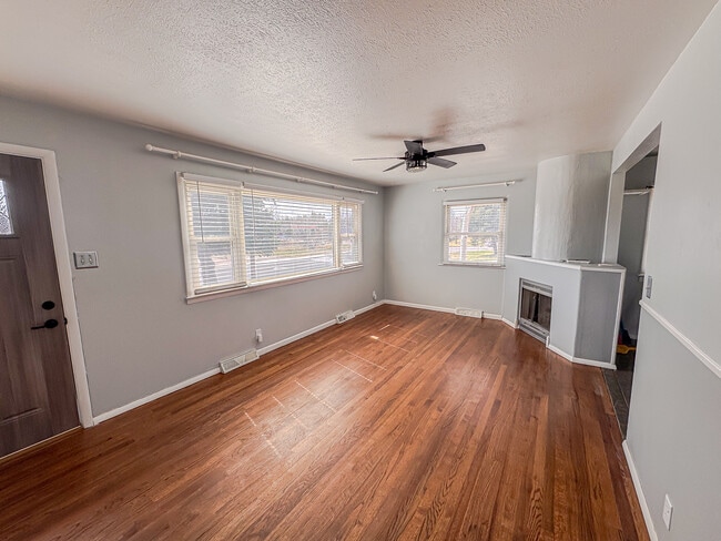 Photo - 702 Melton St