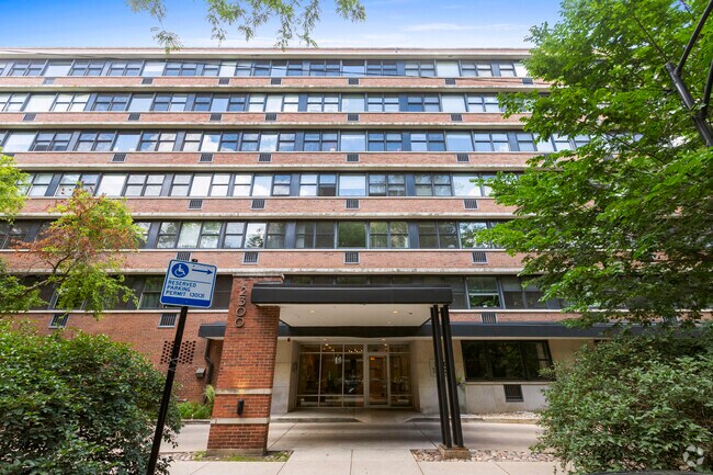 Building Photo - 2300 N Commonwealth Ave Unit 1A Rental