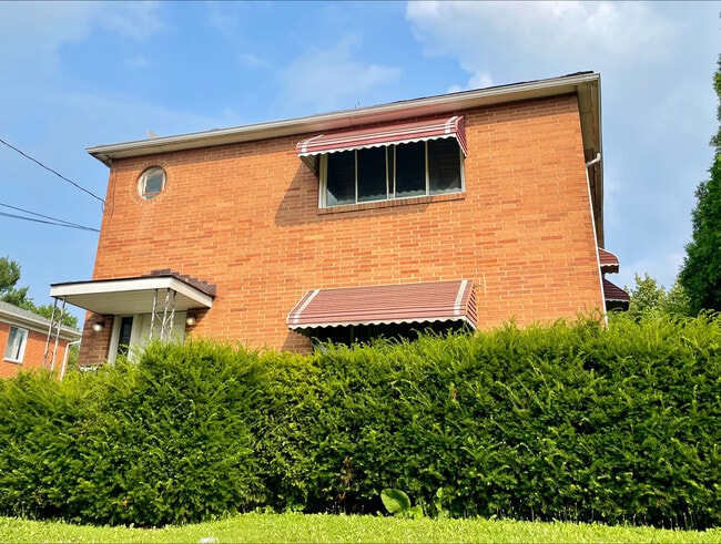 Building Photo - 565 Treeside Dr Unit 565