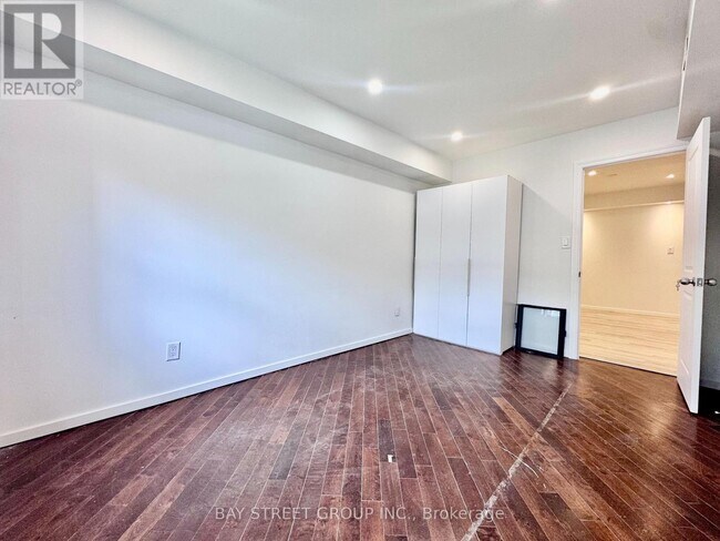 Photo - 373 Eglinton Ave W