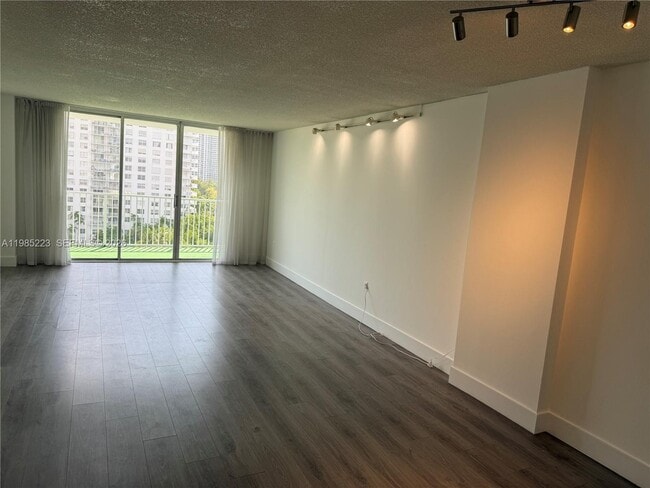 Photo - 2801 NE 183rd St Unit 912W