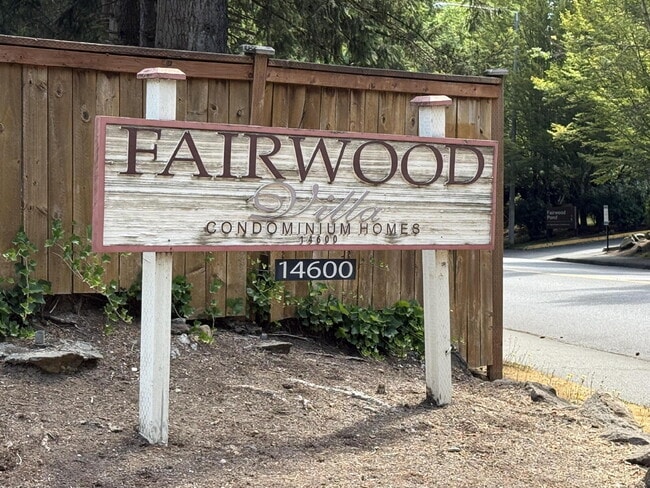 Building Photo - Fairwood Condo Available NOW! Unit R3