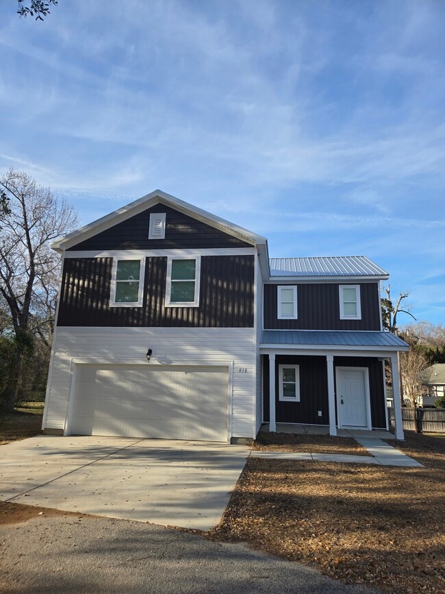 Photo - 918 Friendship St