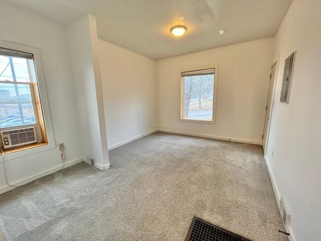 Building Photo - 424 W 6th St Unit 1