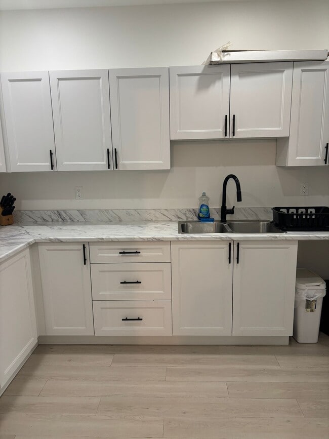 Building Photo - 833 Albert Rd Unit 1