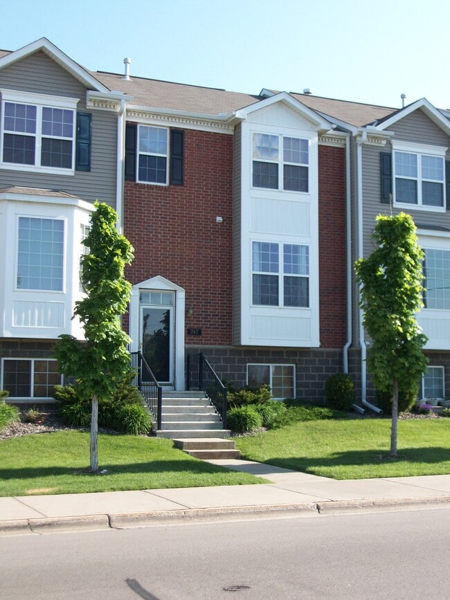 Building Photo - 747 2nd St NE Rental