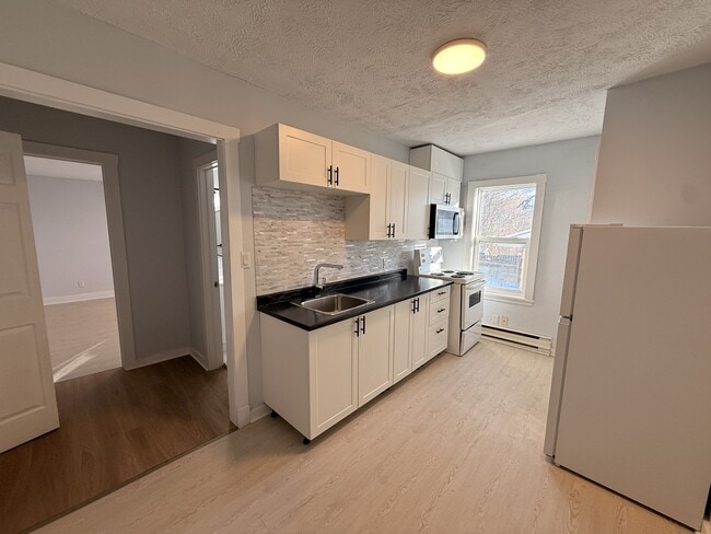 Building Photo - 61 Curry St Unit 61 1/2