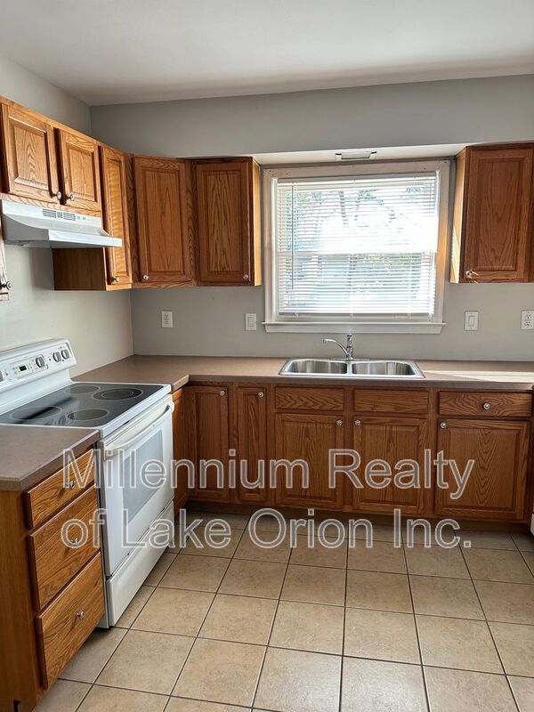 Photo - 3185 Buckingham Ave